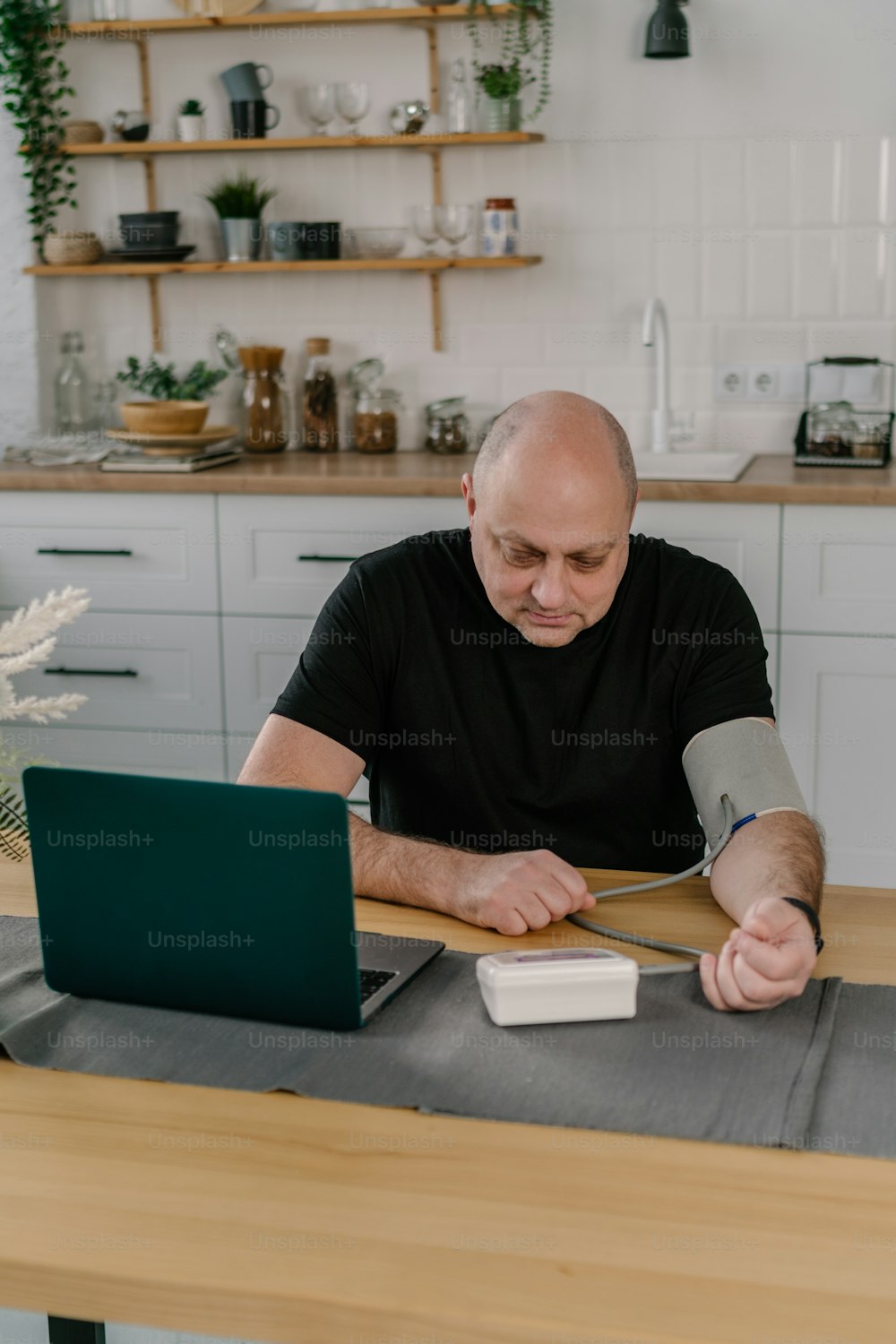 노트북 컴�퓨터를 사용하여 테이블에 앉아 있는 남자