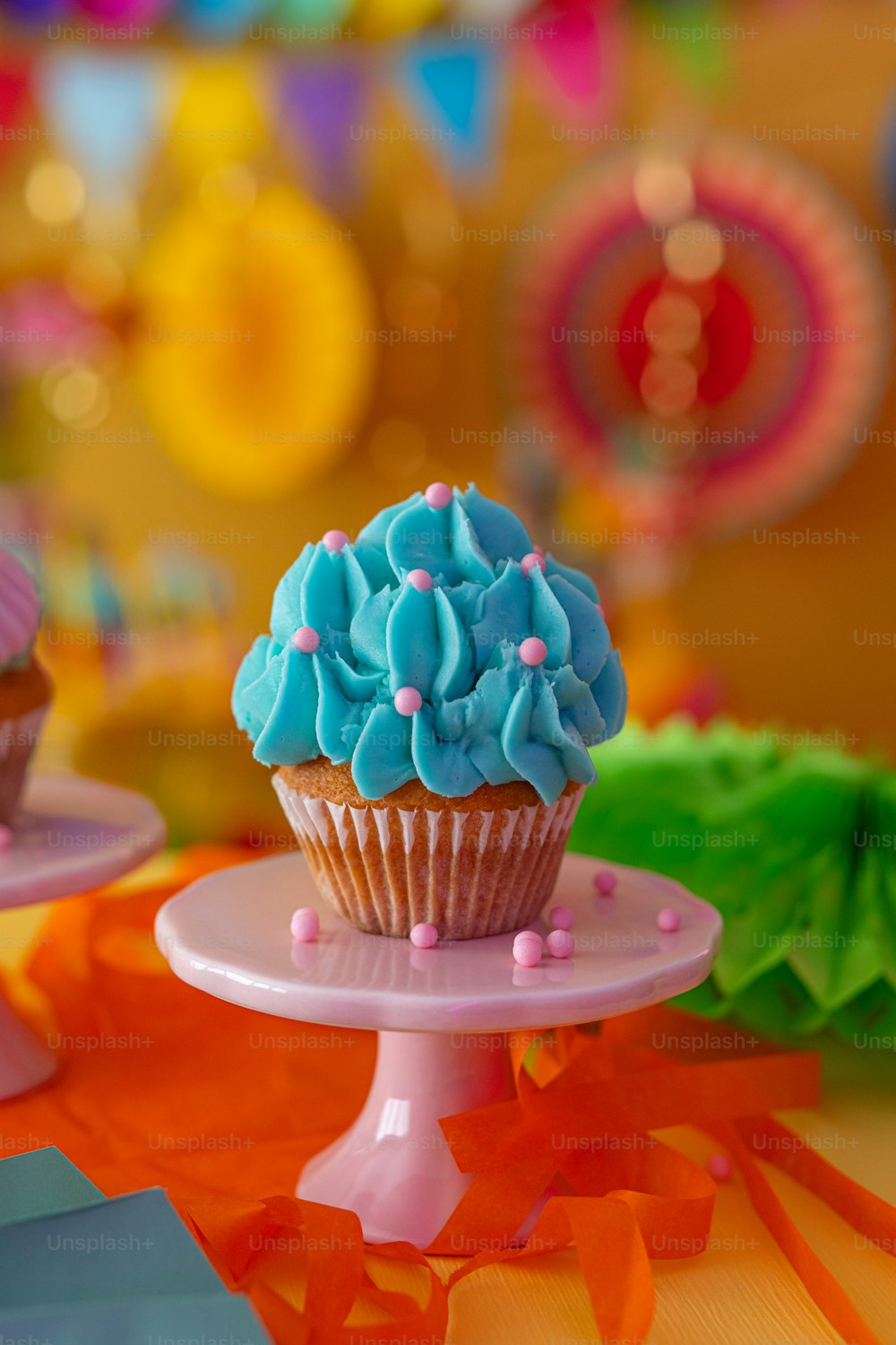 un cupcake con glaseado azul y espolvorea en un plato
