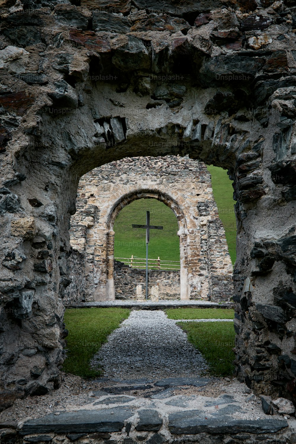 un arco de piedra con una cruz en él