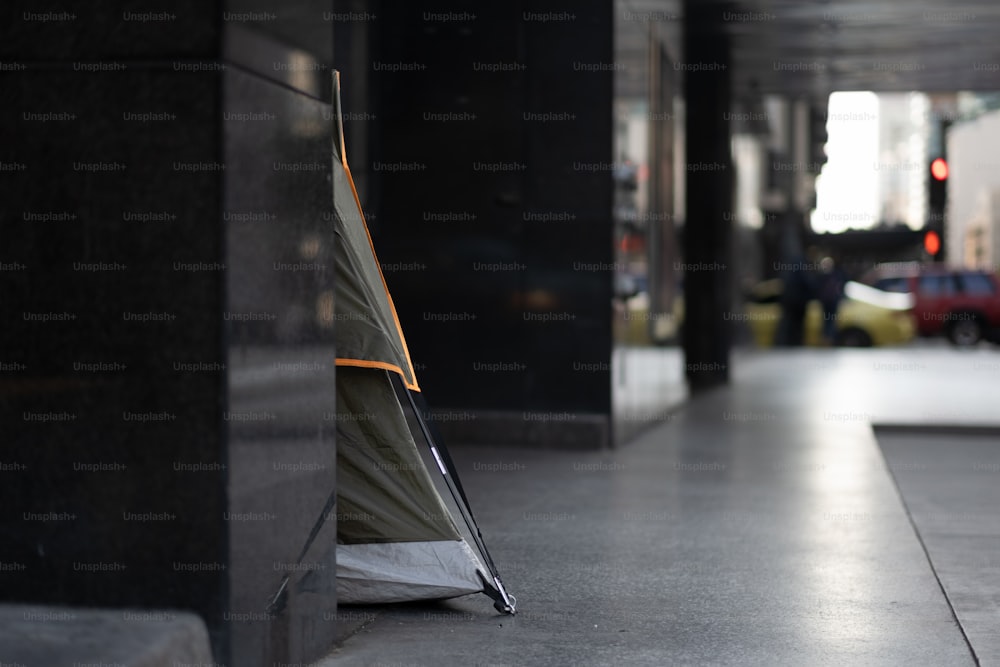 Un ombrello rotto seduto sul lato di un edificio