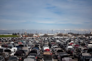 un grand parking rempli de nombreuses voitures
