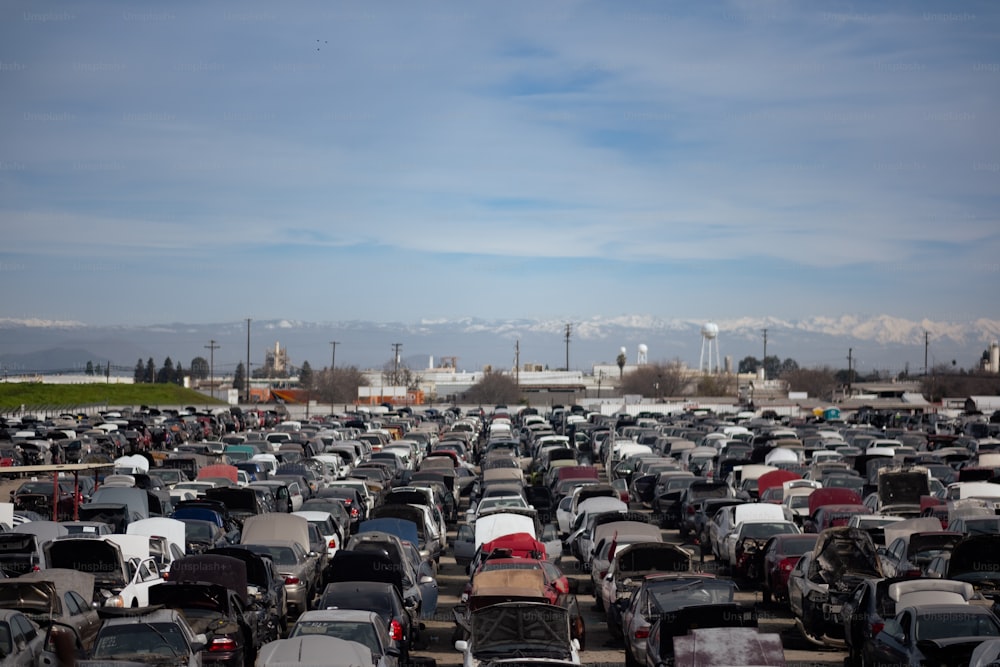 ein großer Parkplatz mit vielen Autos gefüllt