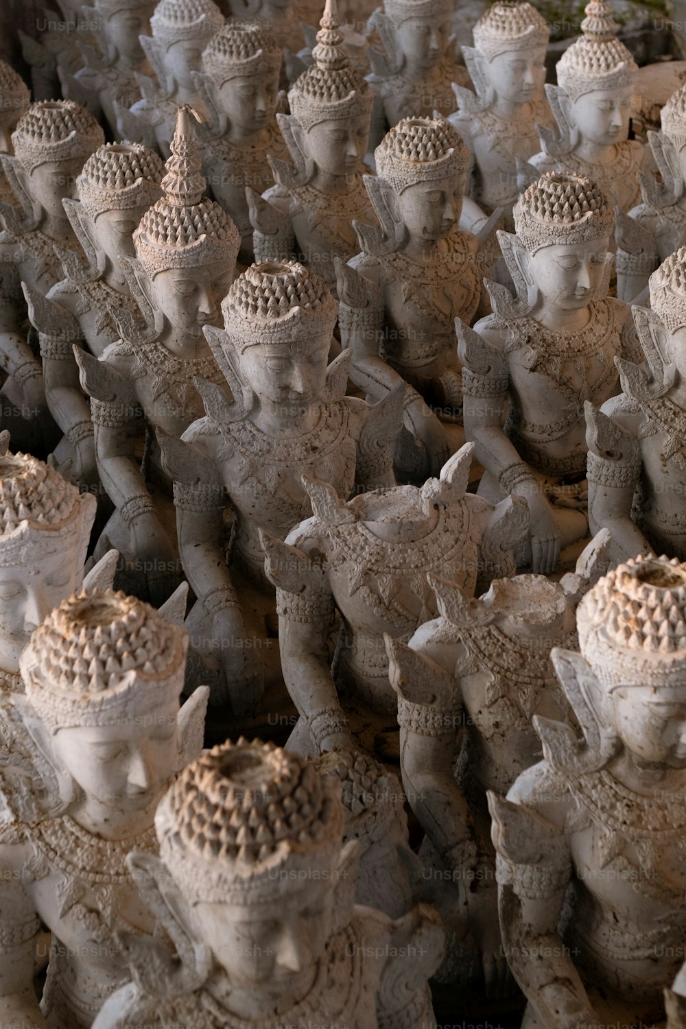 um grande grupo de estátuas de elefantes e homens