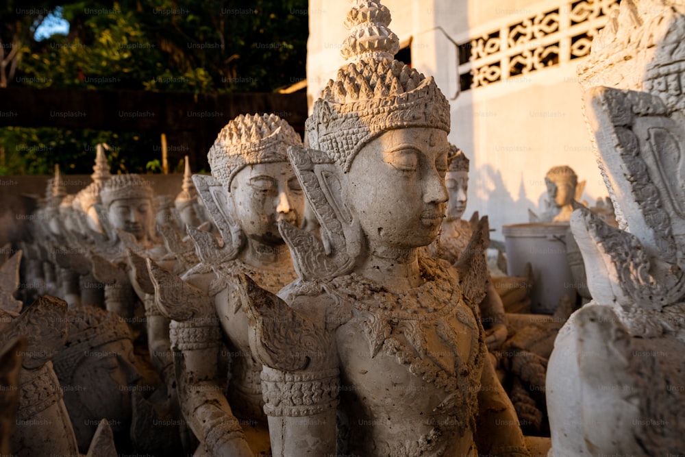 un gruppo di statue sedute una accanto all'altra