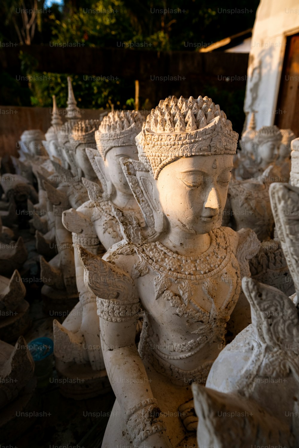 un groupe de statues de différentes tailles et formes