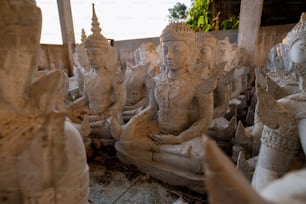 Un grupo de estatuas sentadas una al lado de la otra