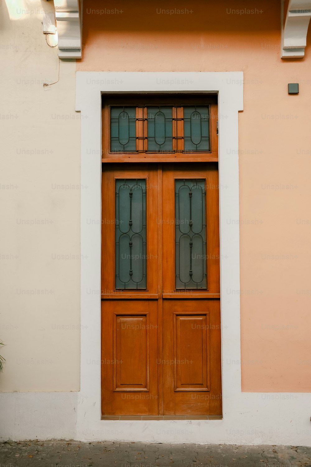 eine große Holztür neben einem Gebäude