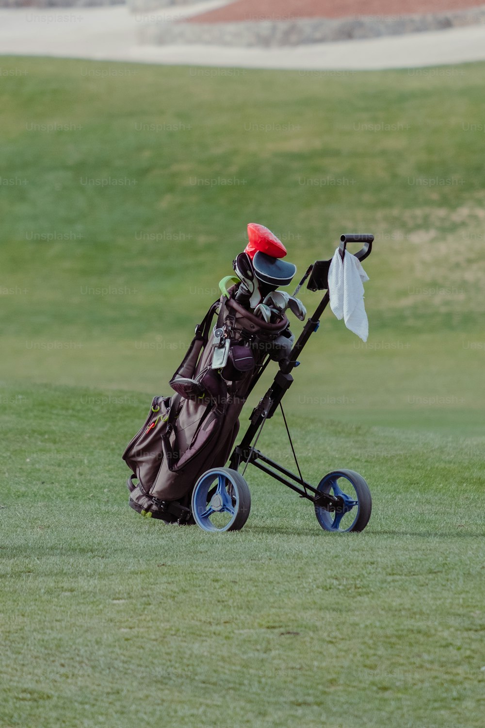 um carrinho de golfe com um saco de golfe sobre ele