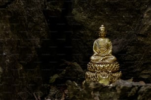Eine goldene Buddha-Statue sitzt in einer Höhle