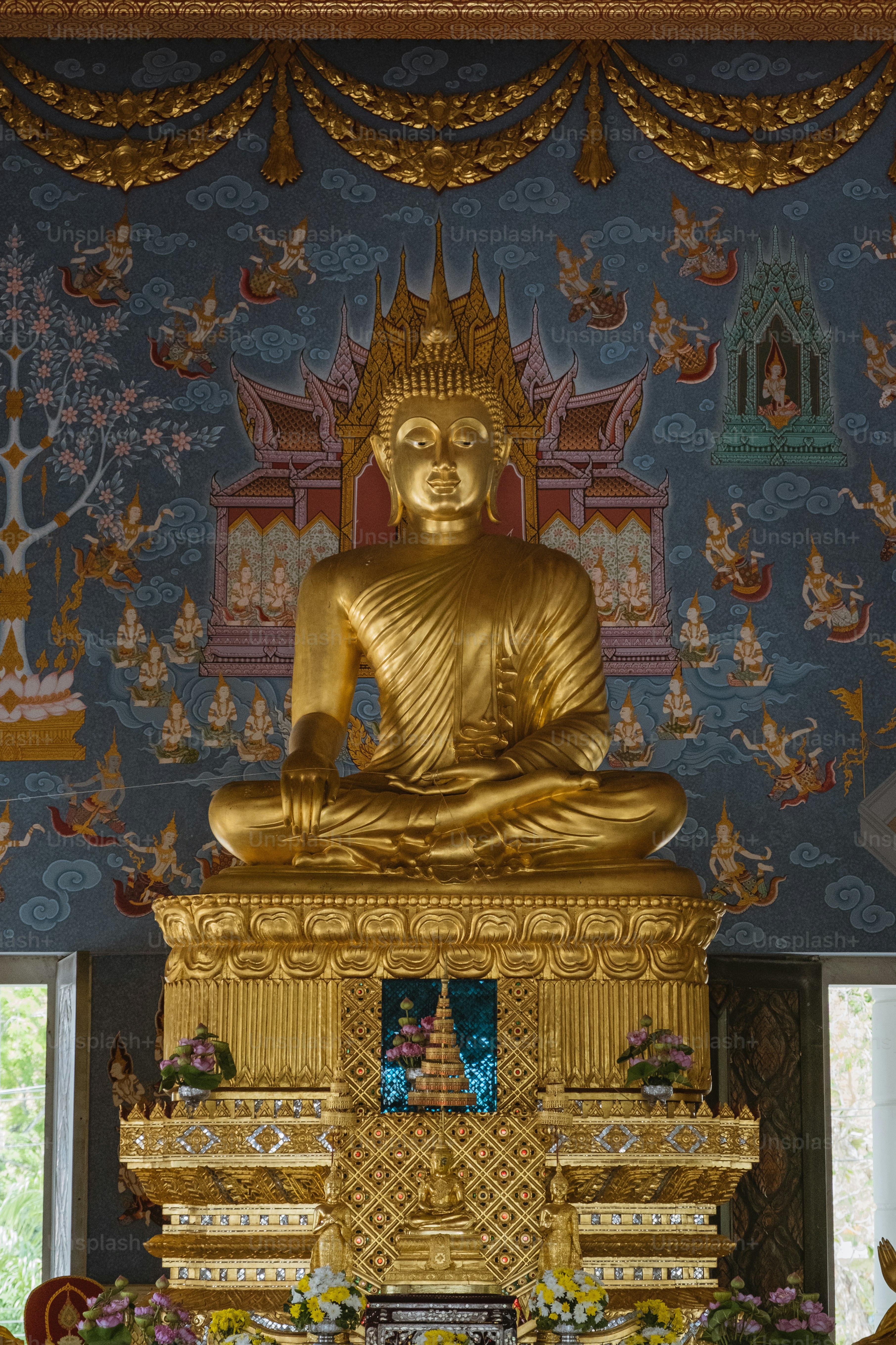 Una estatua dorada de Buda sentada encima de una mesa
