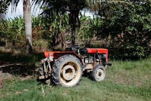 Ein roter Traktor ist auf einem Feld geparkt