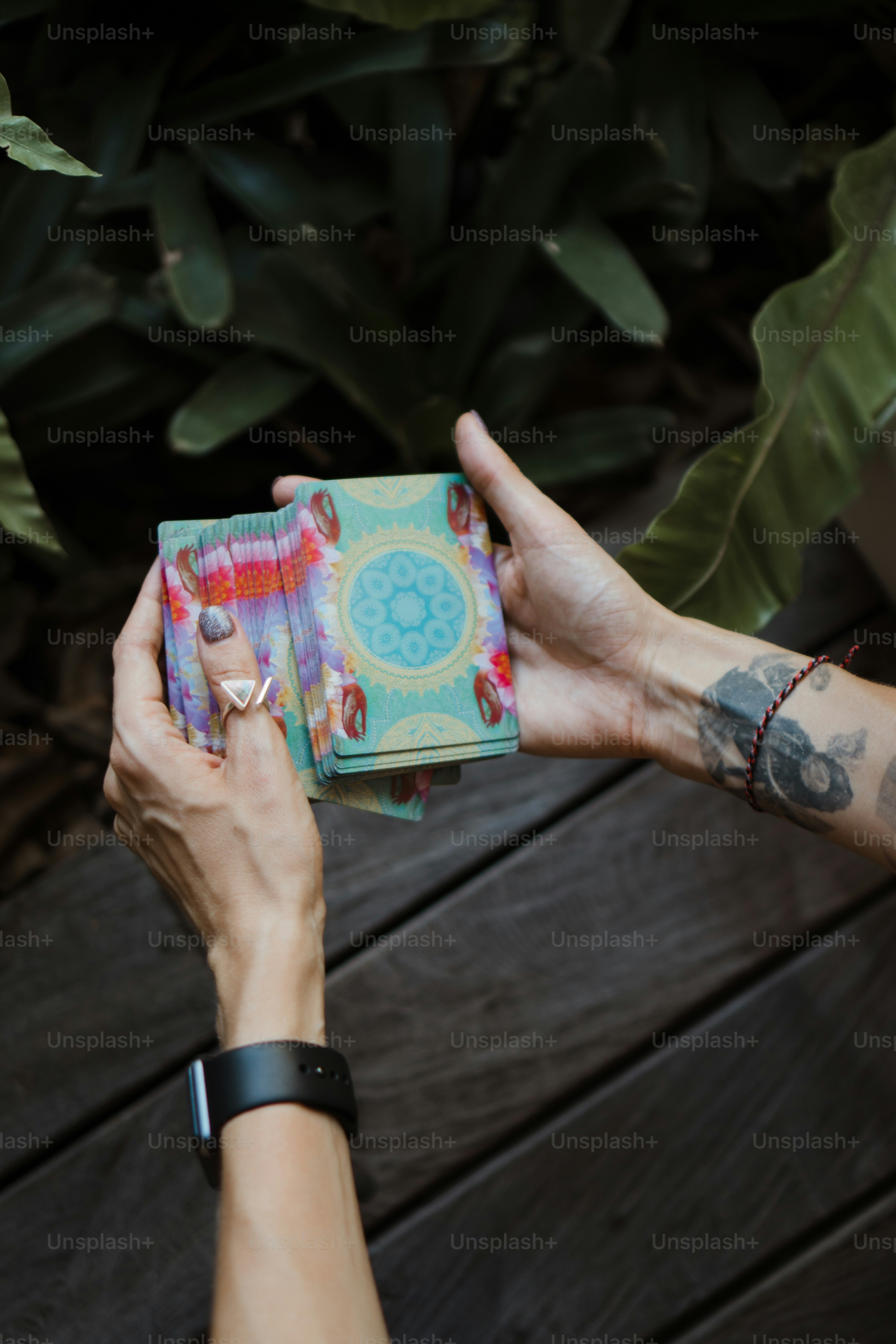 eine Person, die ein Buch in der Hand hält