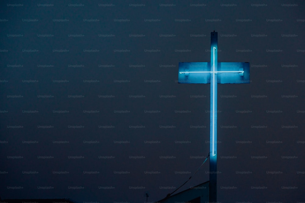 夜空にライトアップされた十字架