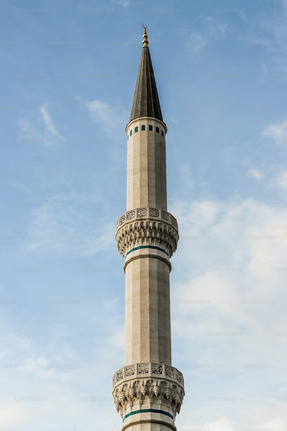 un'alta torre con un orologio in cima