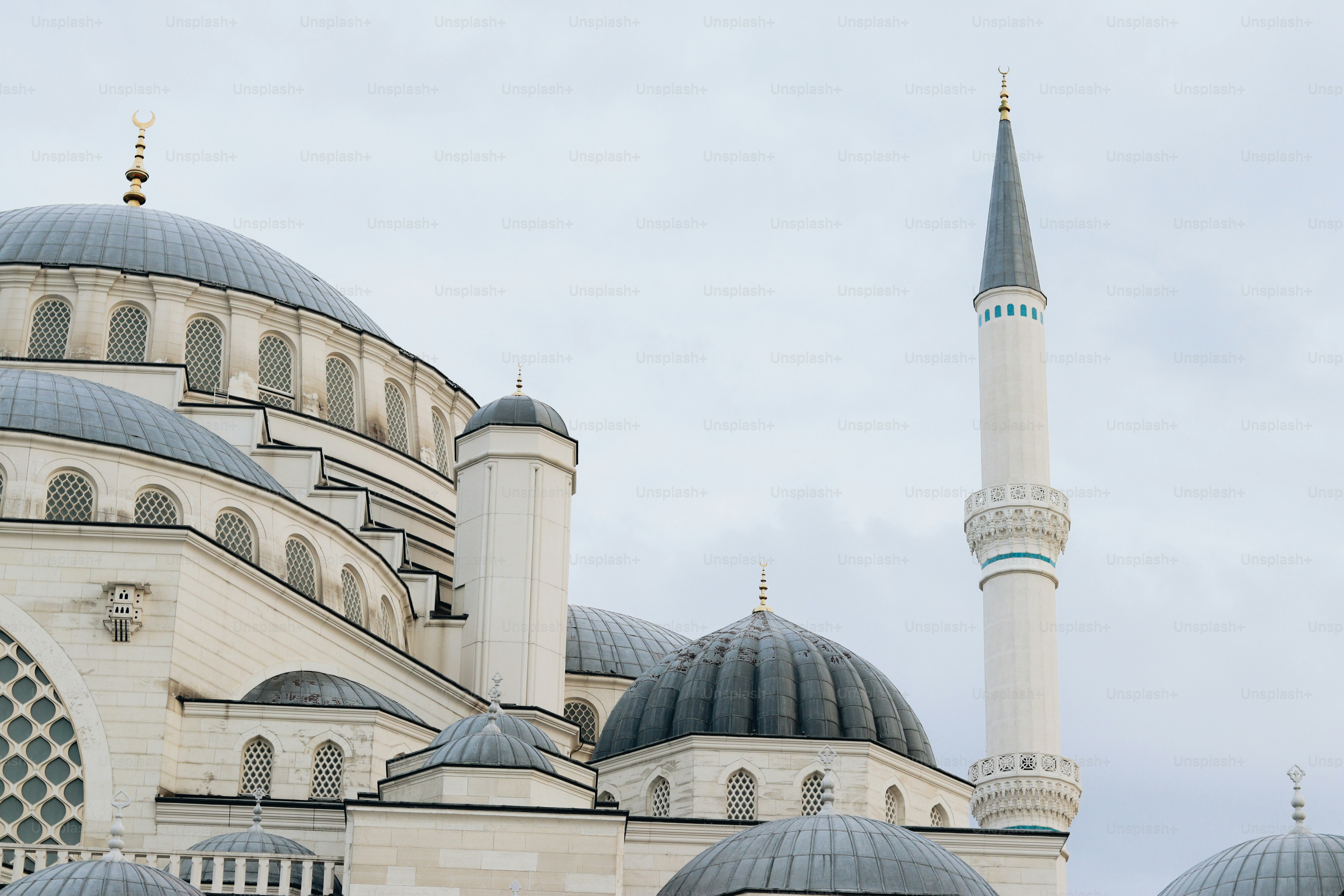 Un gran edificio blanco con una cúpula azul