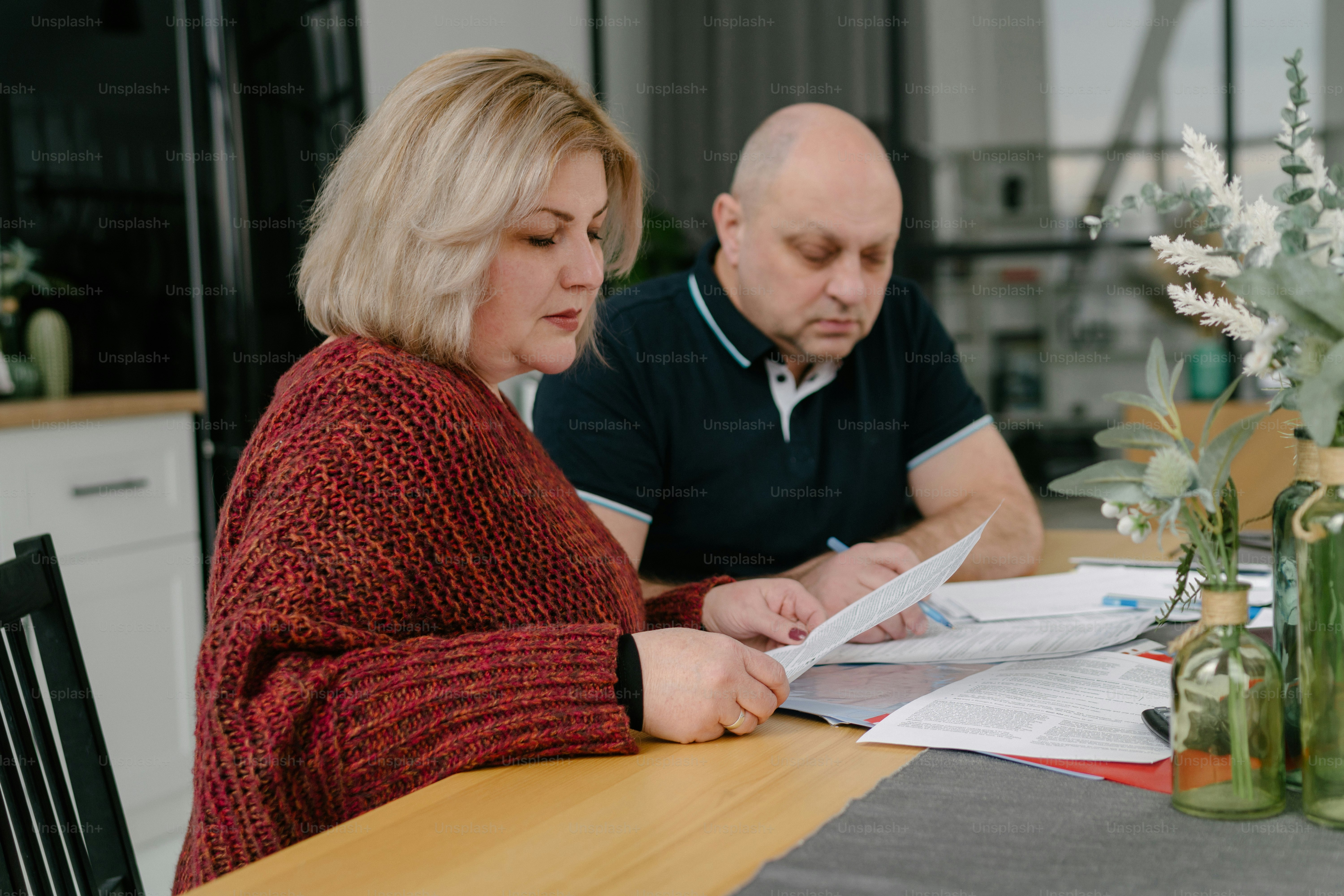 Ein Mann und eine Frau sitzen an einem Tisch