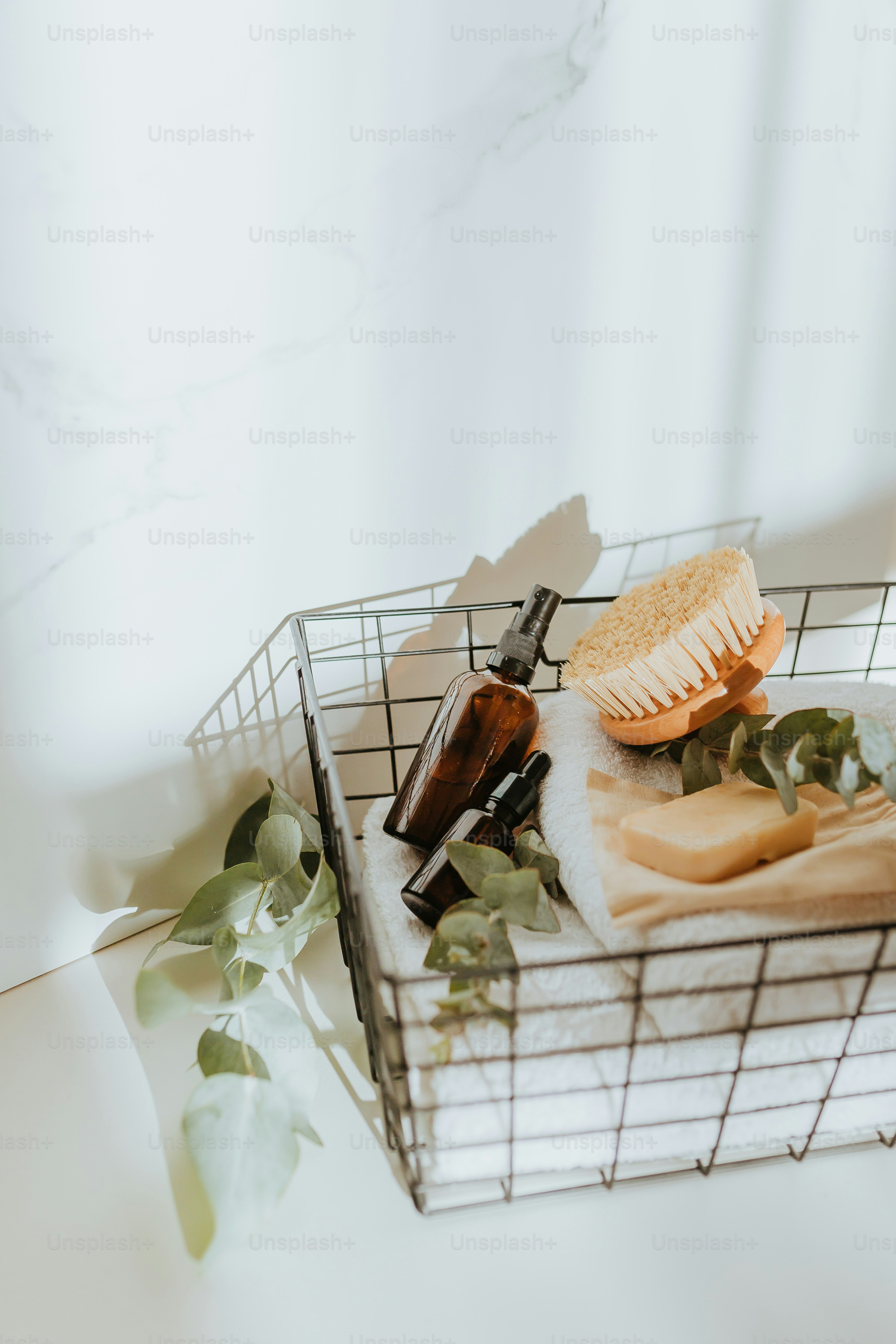 una canasta con un cepillo, peine y otros artículos