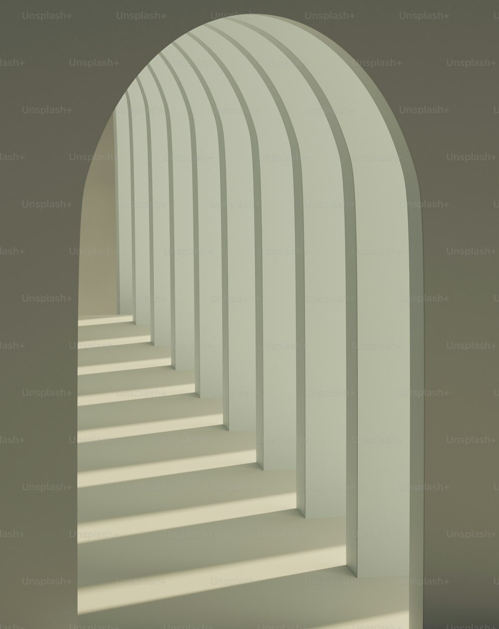 un escalier menant à une arche