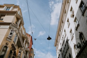 Un par de edificios que están uno al lado del otro