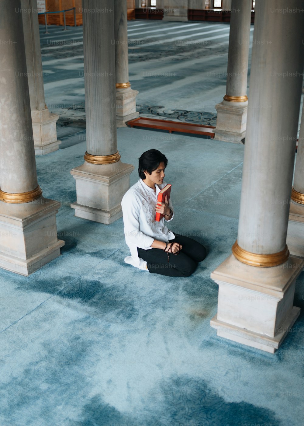 Eine Frau sitzt in einem Gebäude auf dem Boden