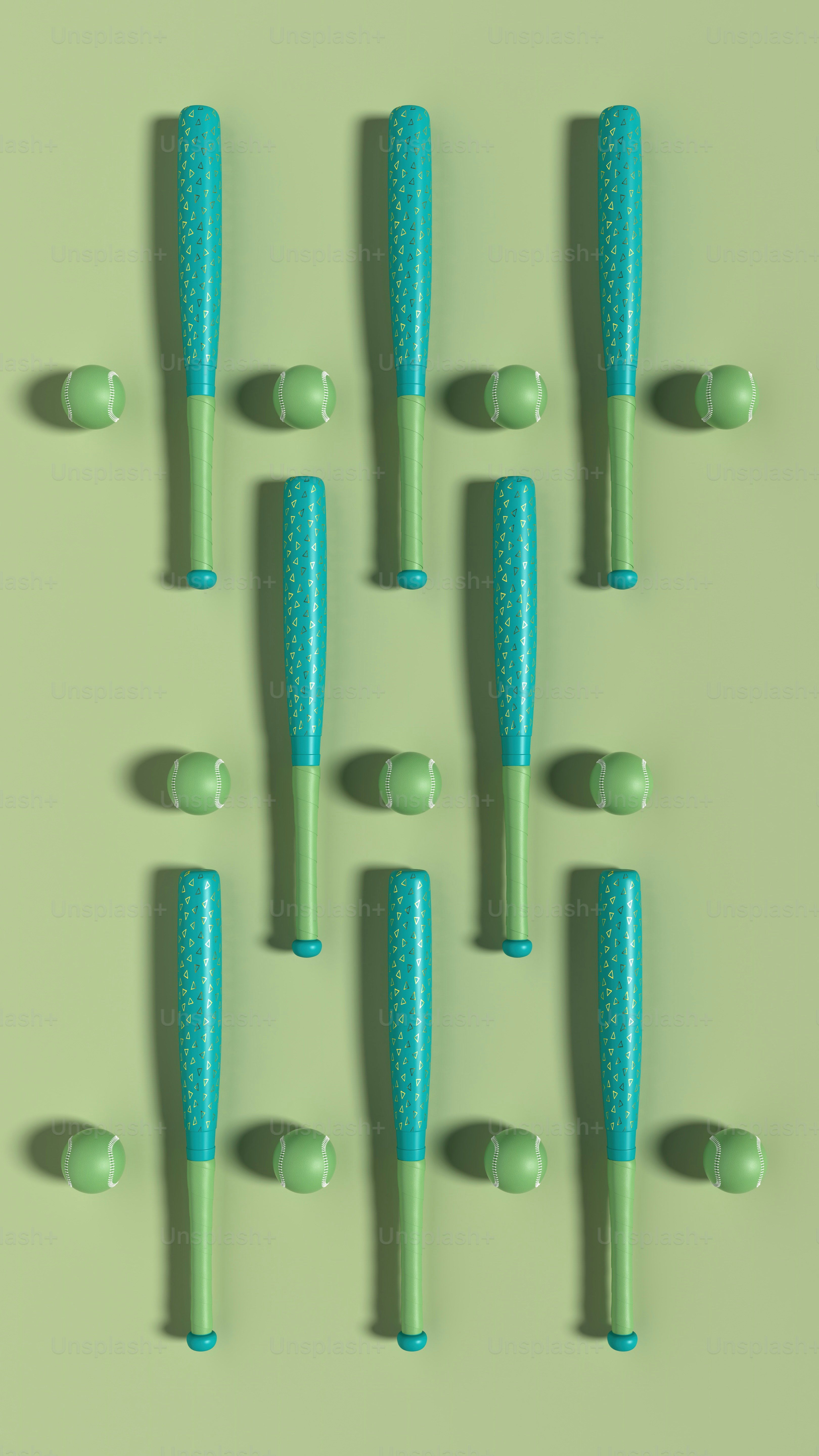 un groupe de brosses à dents bleues posées sur une surface verte