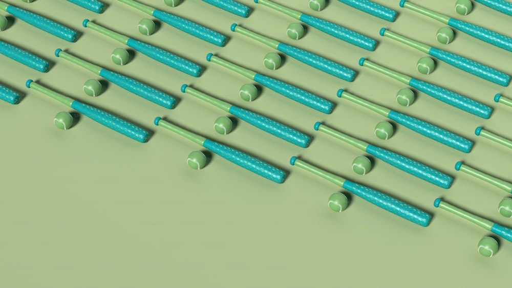 Un groupe de brosses à dents vertes alignées sur une surface verte