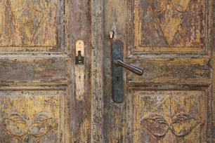 um close up de uma porta com uma maçaneta