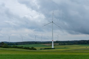 Un parco eolico con turbine eoliche in lontananza
