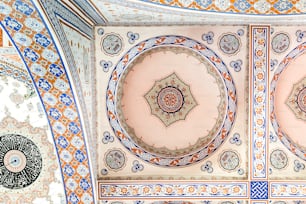 円形のデザインが施された建物の天井