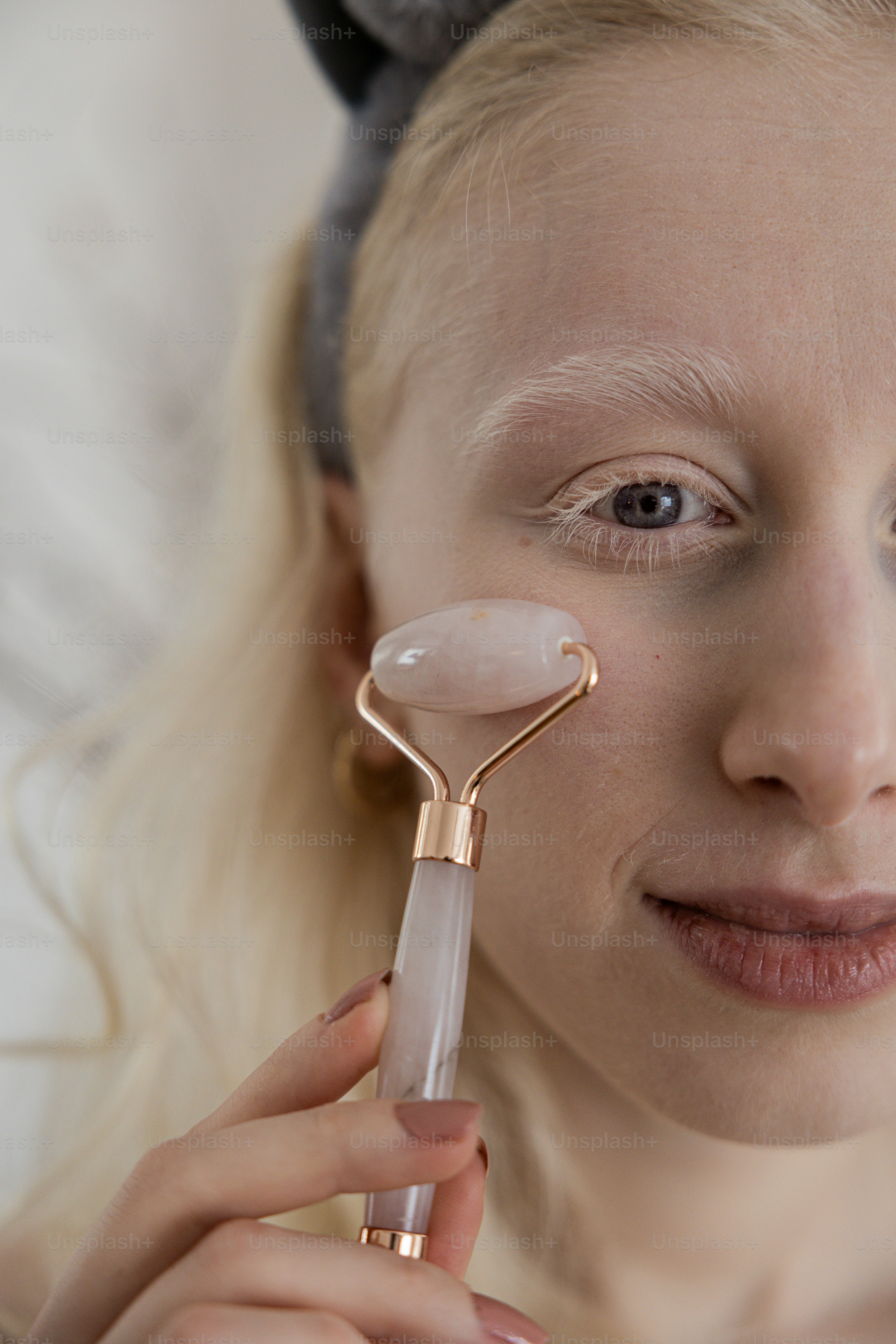 Eine Frau mit einer Zahnbürste in der rechten Hand