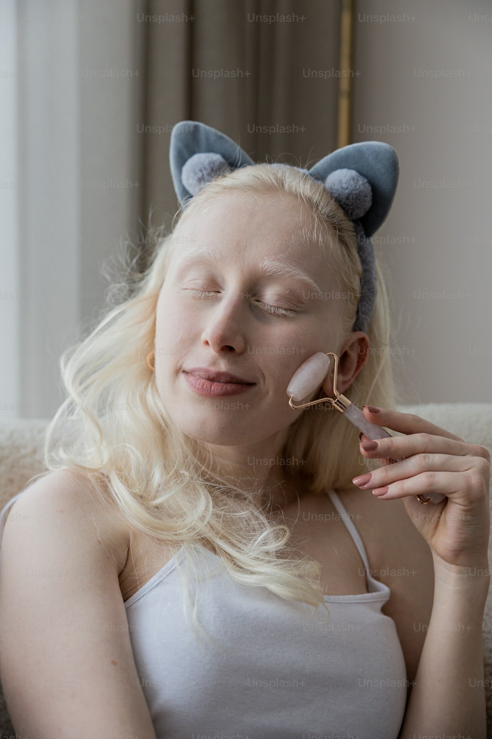 Una donna con le orecchie di un gatto sulla sua testa