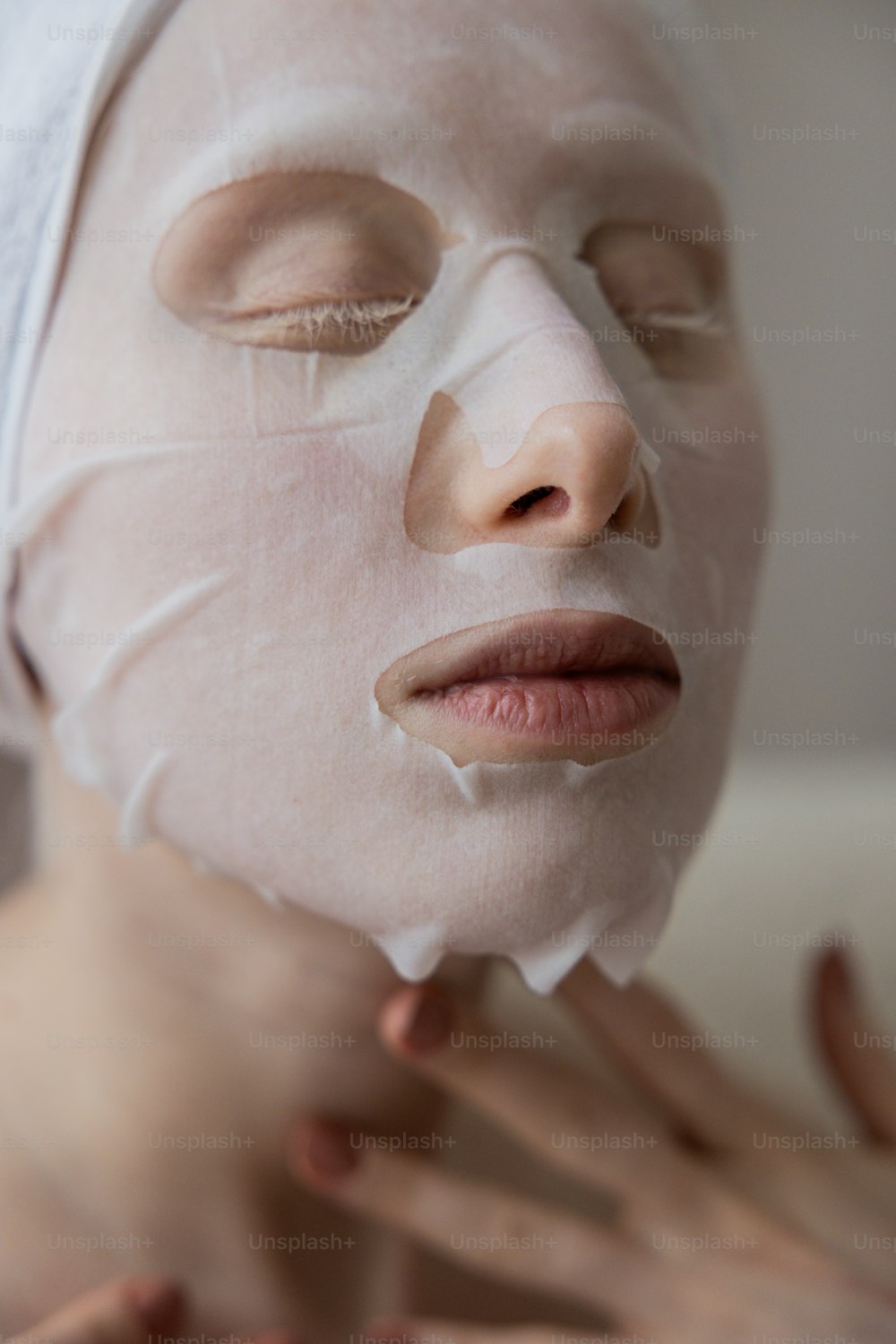 uma mulher com uma máscara branca em seu rosto
