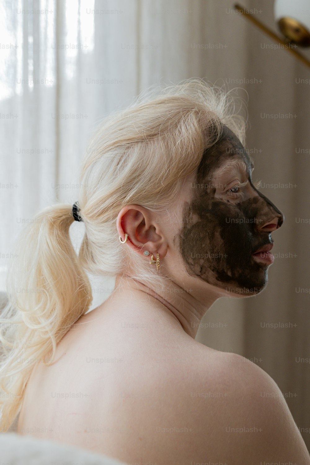 Una mujer con una máscara en la cara