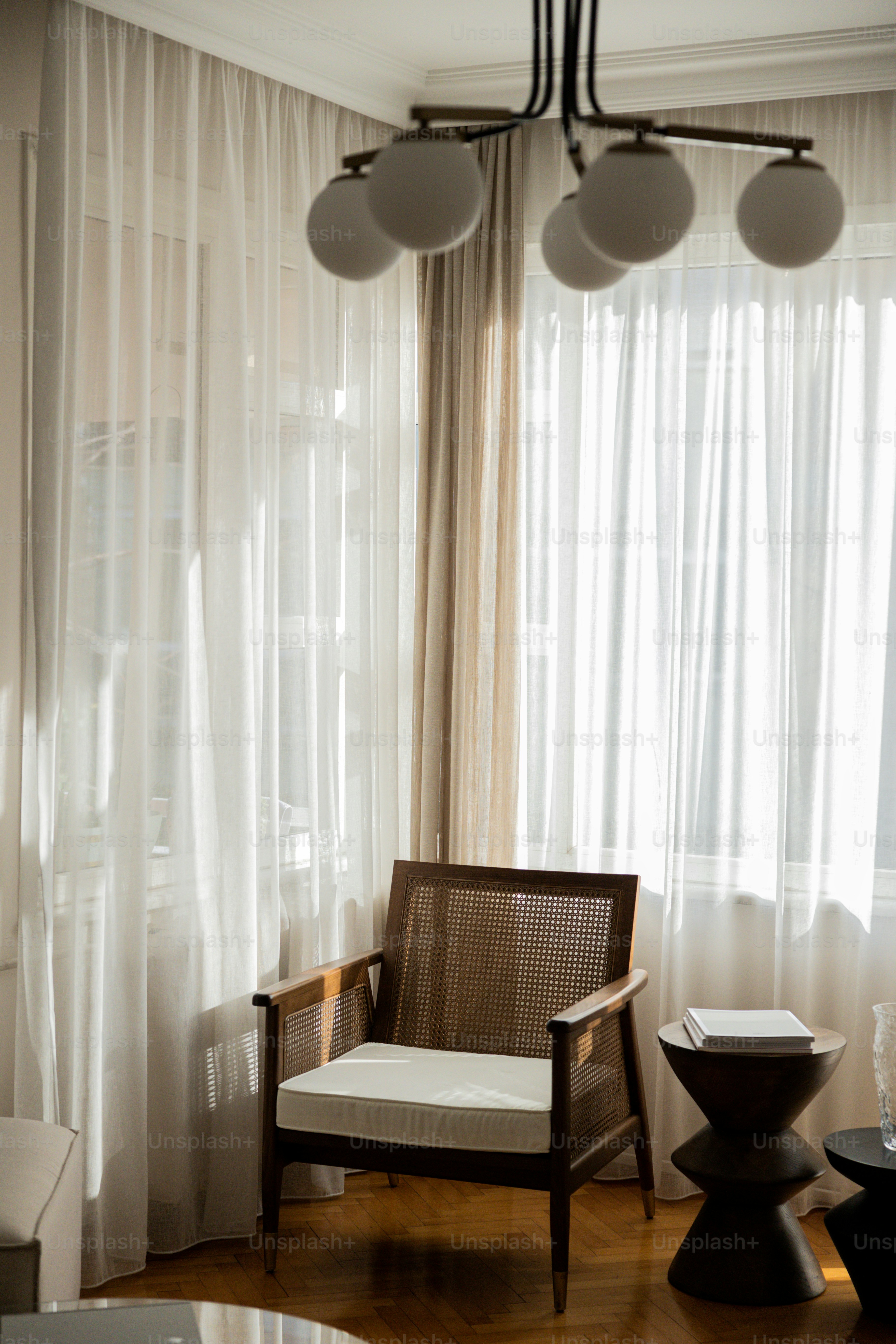 ein Wohnzimmer mit einem Stuhl und einem Tisch