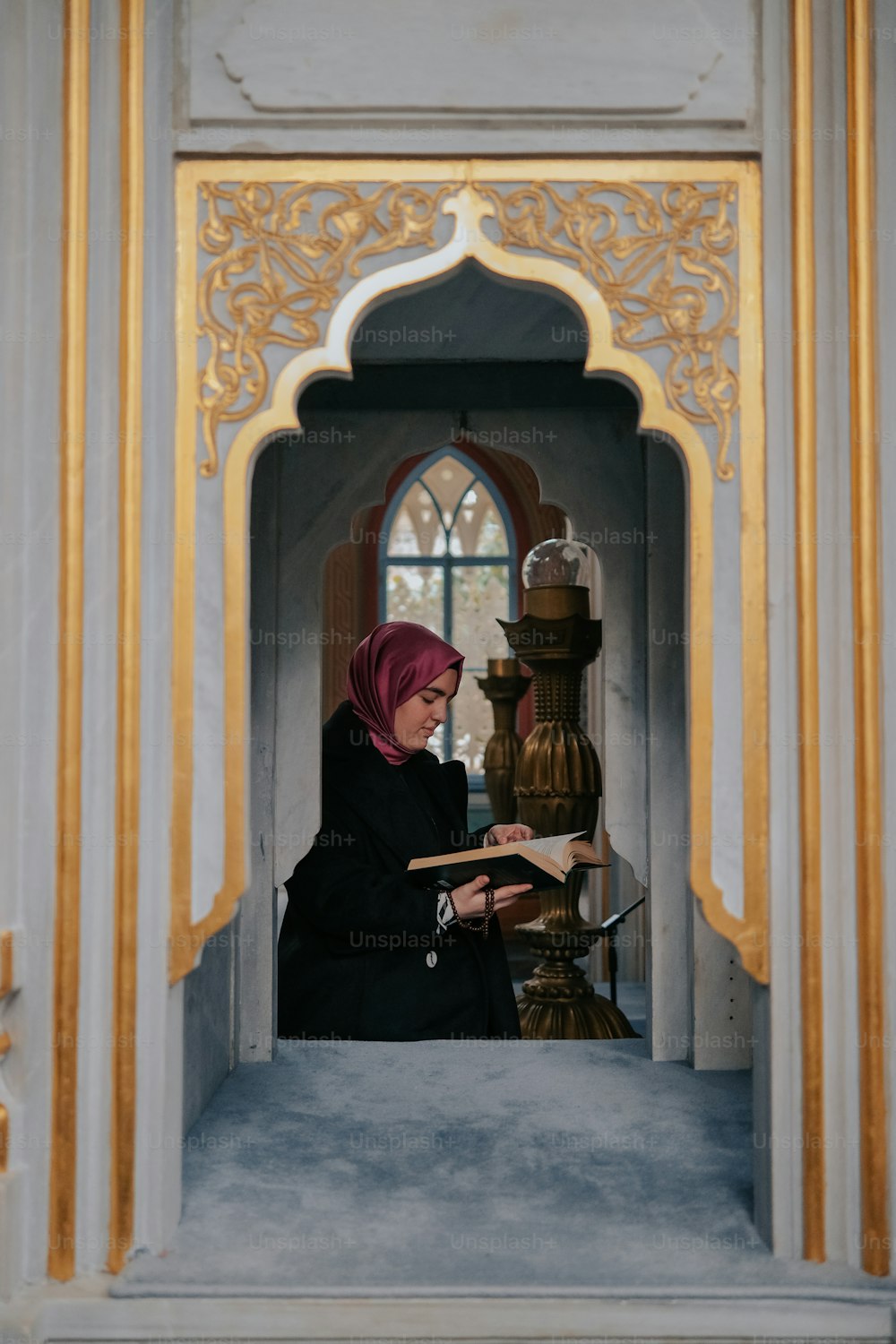 Una pintura de una mujer leyendo un libro