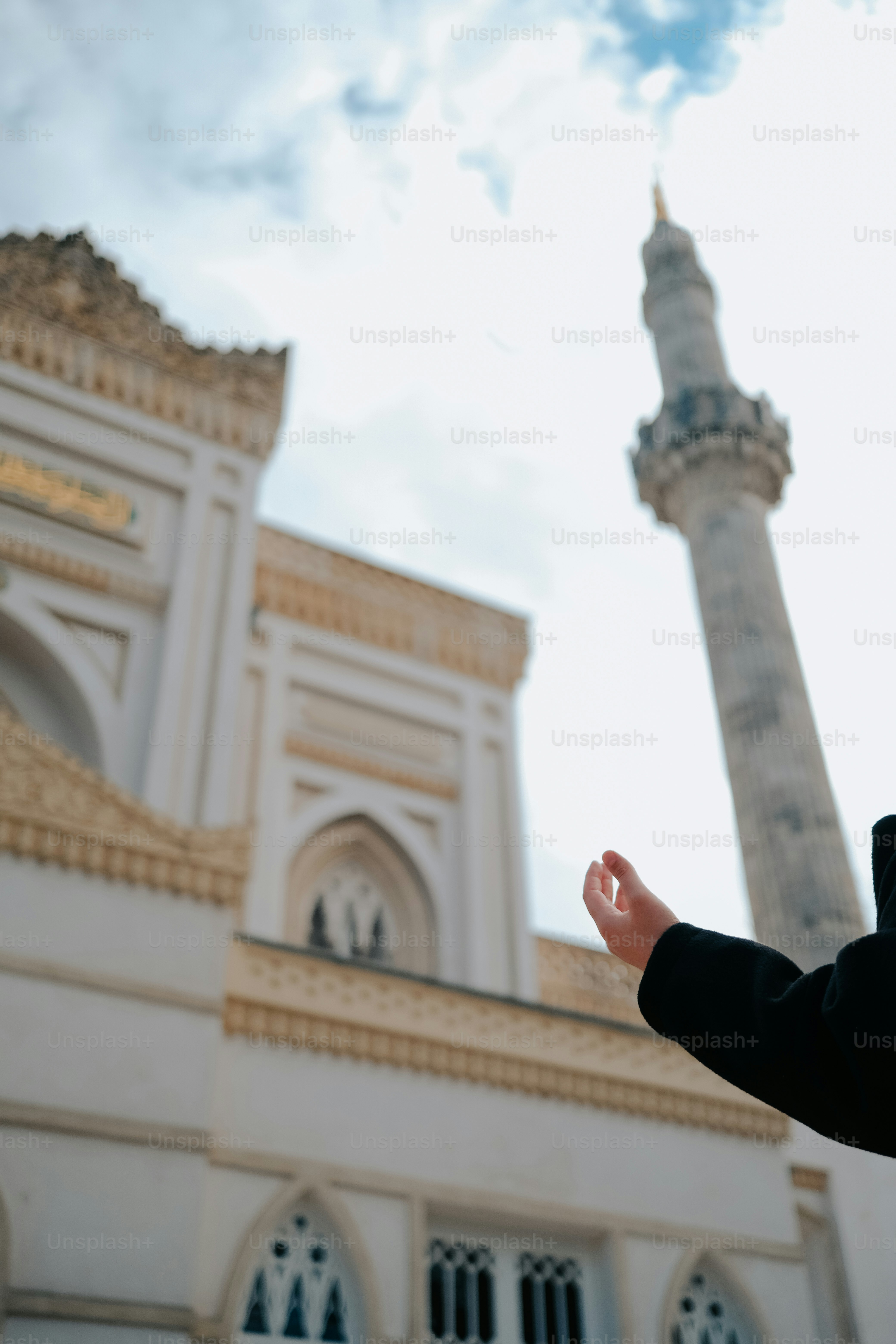 Una persona parada frente a un edificio alto