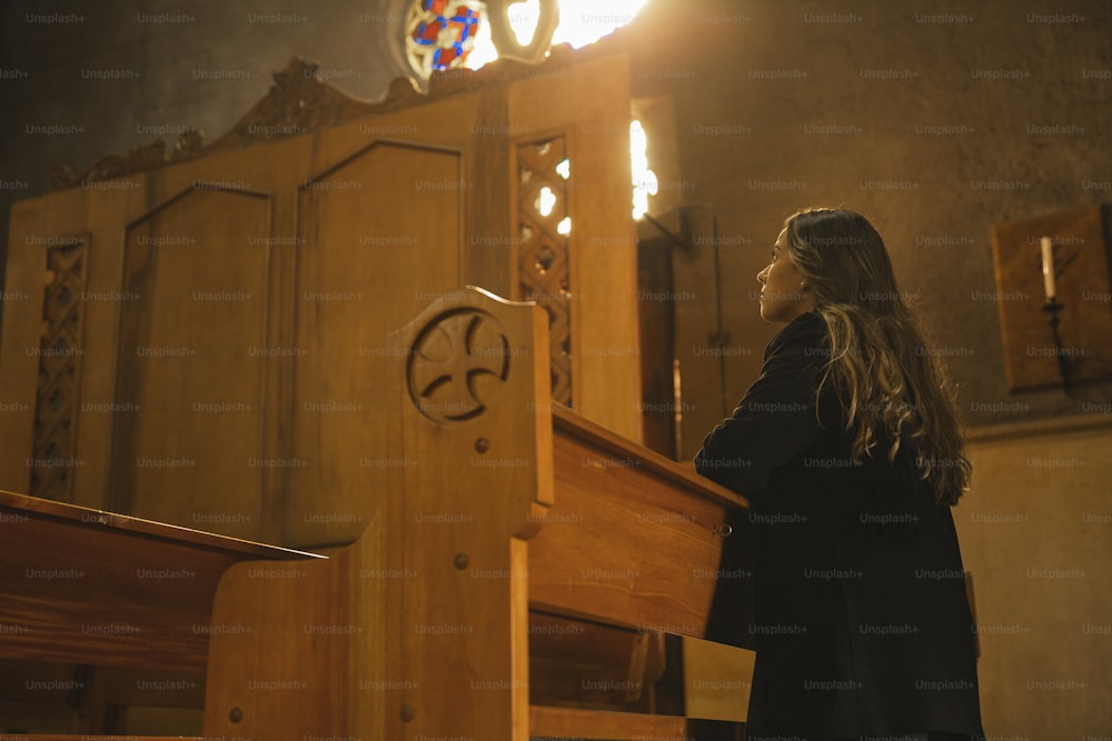 Una donna in piedi all'altare di una chiesa