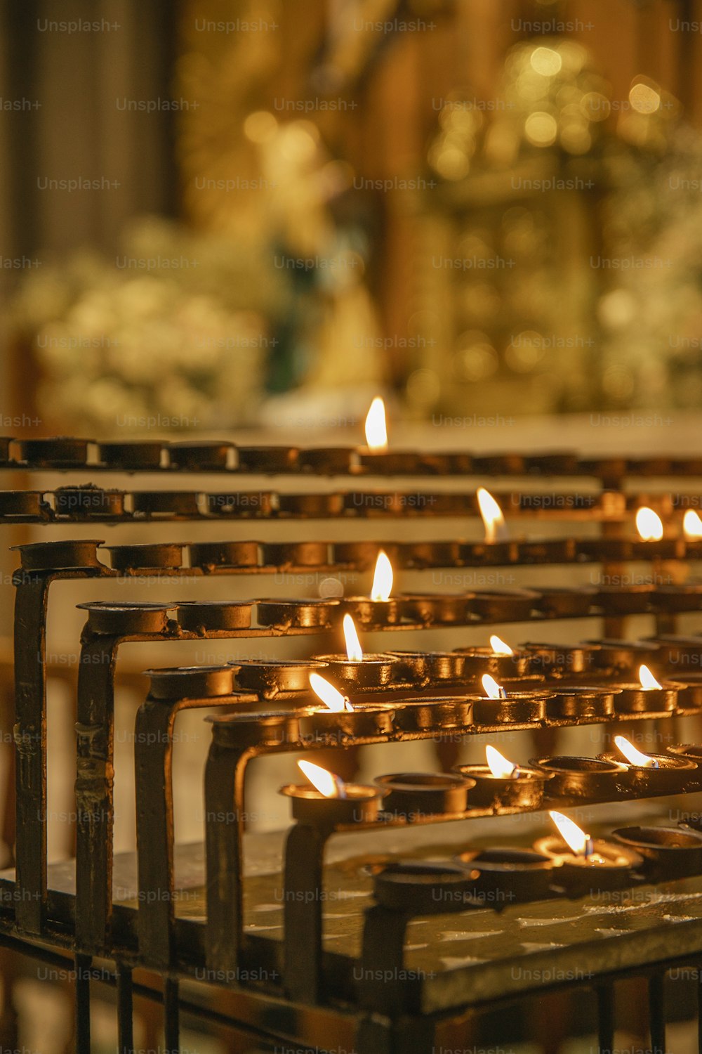 Una fila de velas sentadas encima de una mesa