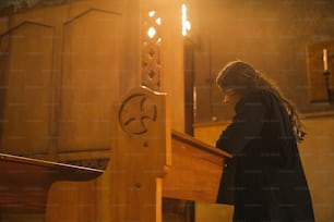 Una donna in piedi su un pulpito in una chiesa