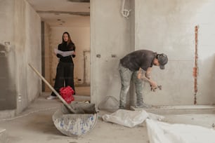 Un hombre y una mujer están trabajando en un proyecto de construcción