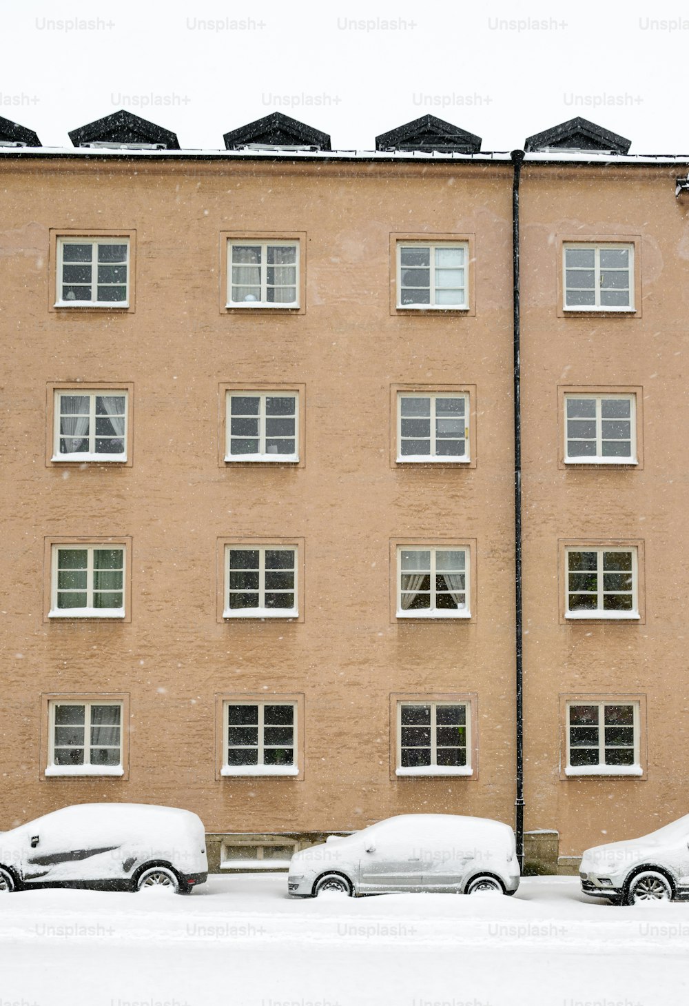 a group of cars parked in front of a tall building