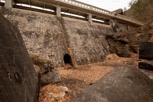eine Ziegelmauer mit einem Tunnel darin