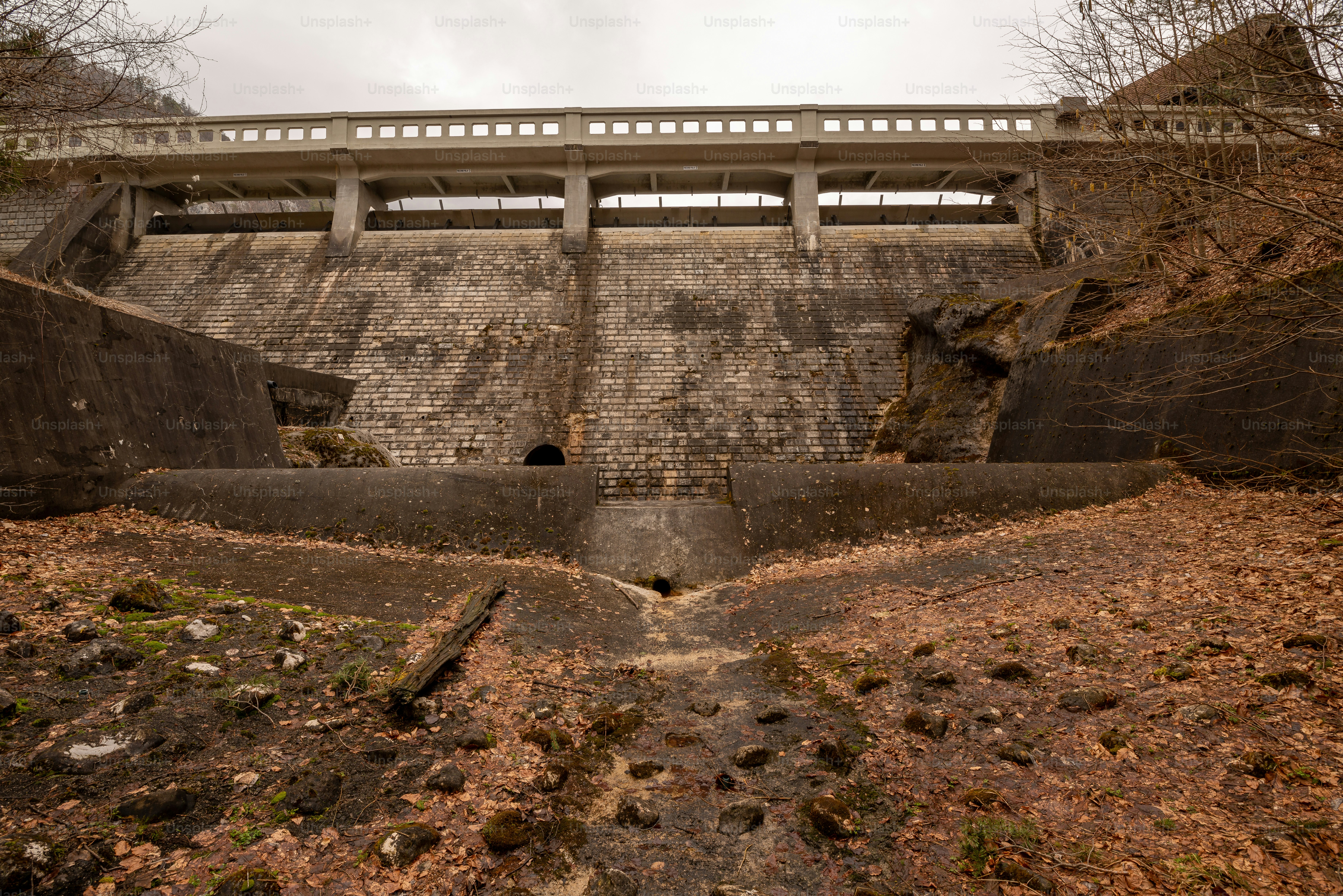 un grand mur de briques avec un pont au-dessus