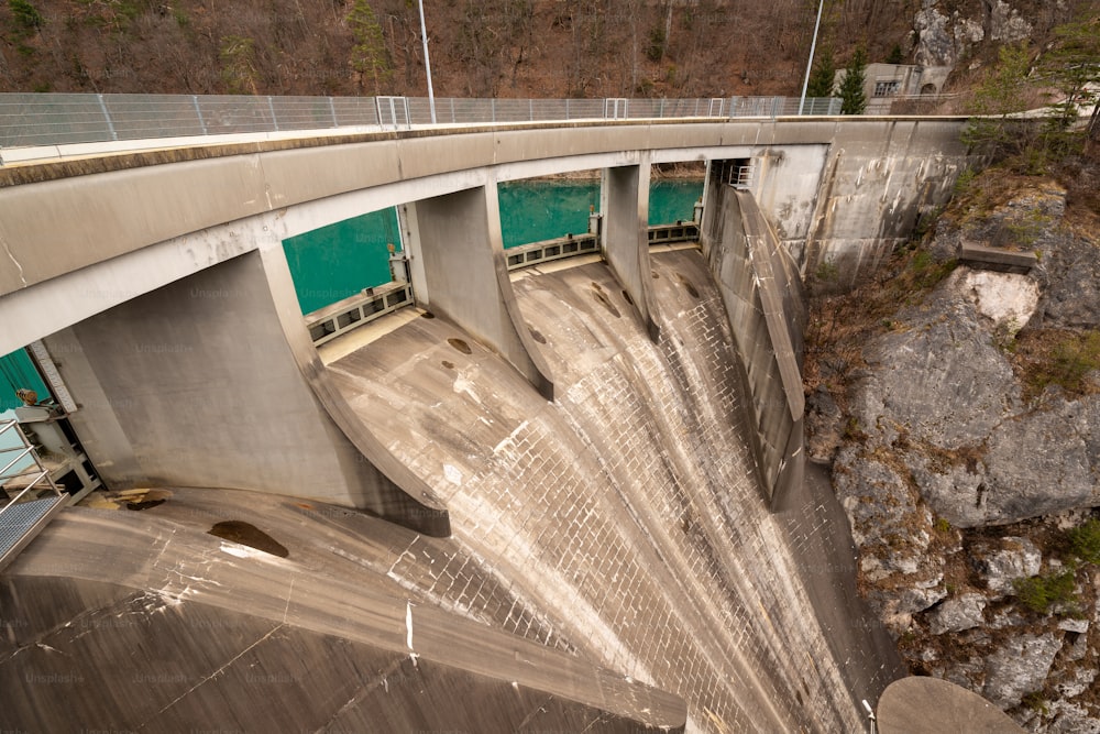 Vue d’un pont au-dessus d’un grand plan d’eau