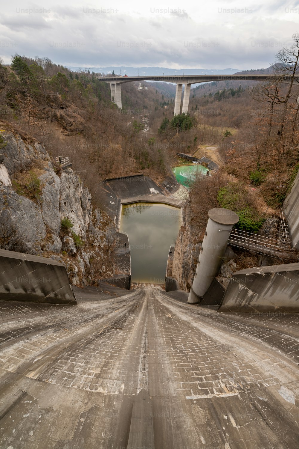 배경에 다리가있는 터널을 통과하는 도로