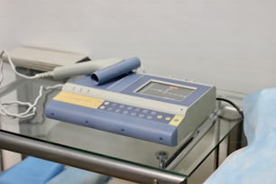um dispositivo médico sentado em cima de uma mesa de vidro