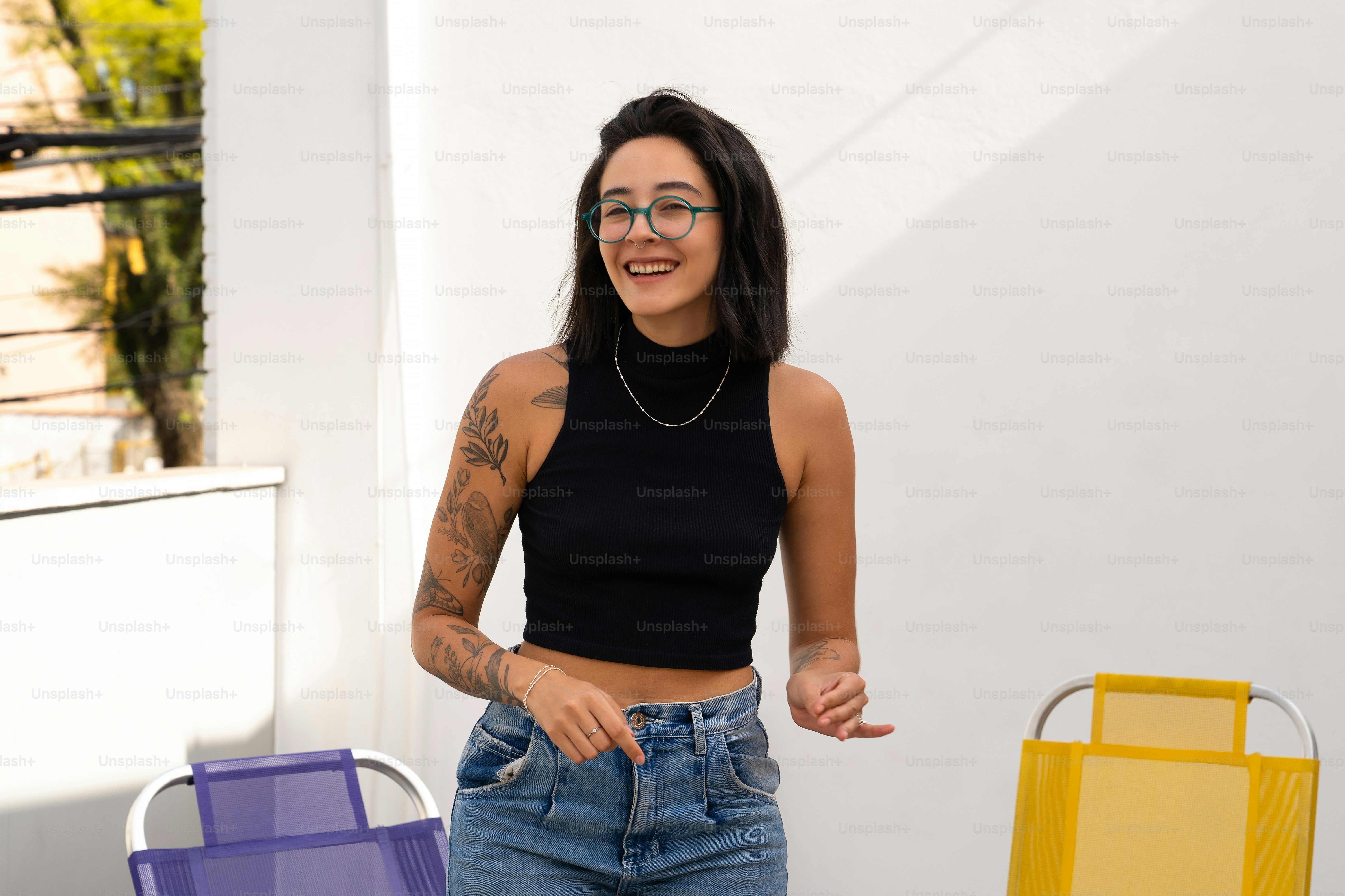 uma mulher que usa óculos e um top preto