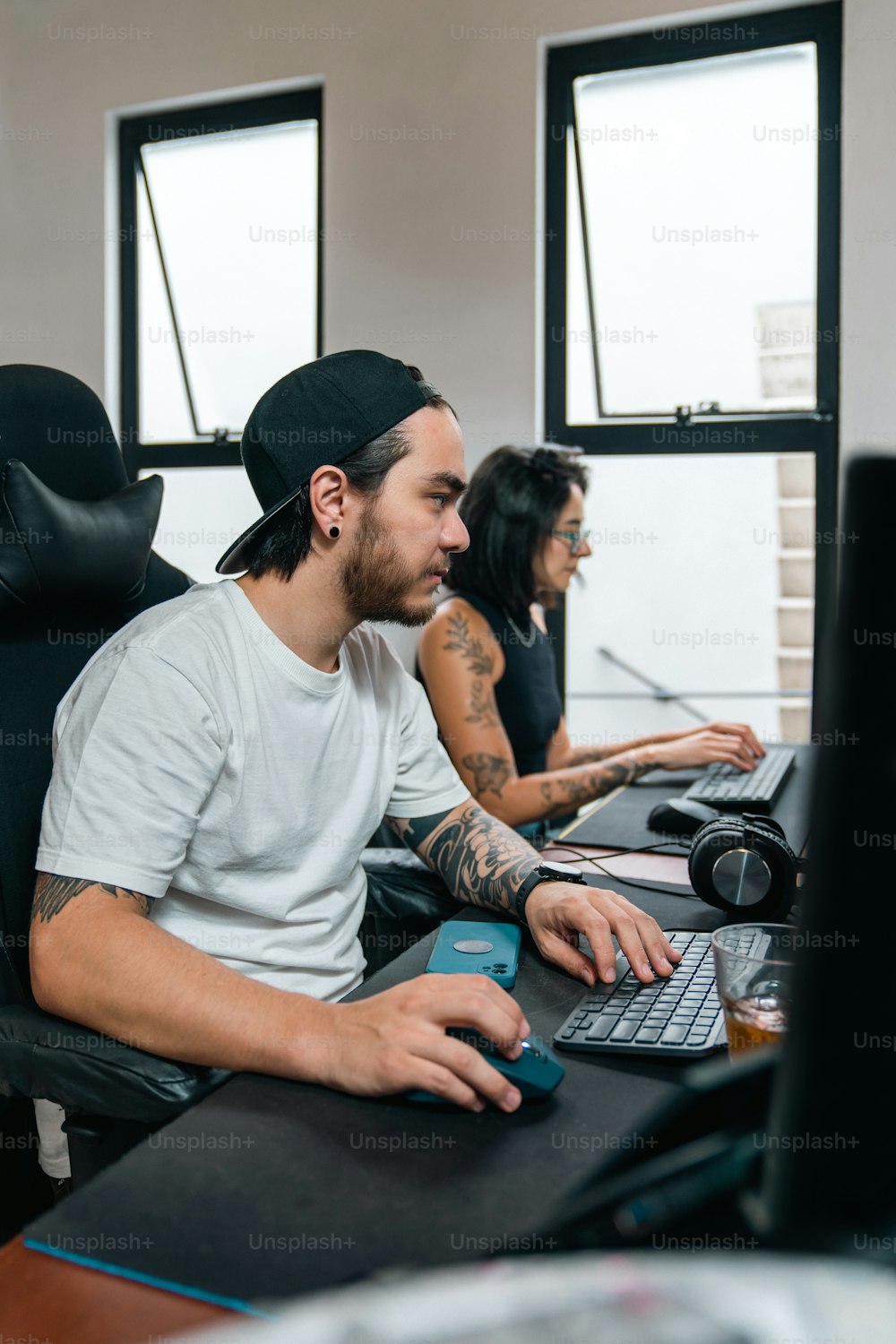 um homem sentado na frente de um computador portátil