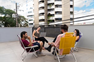 un groupe de personnes assises dans des chaises de jardin sur un toit