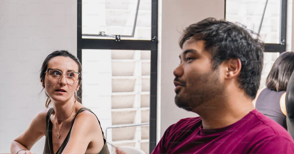 Foto zum Thema Zwei Personen sitzen an einem Tisch mit einem Laptop ...